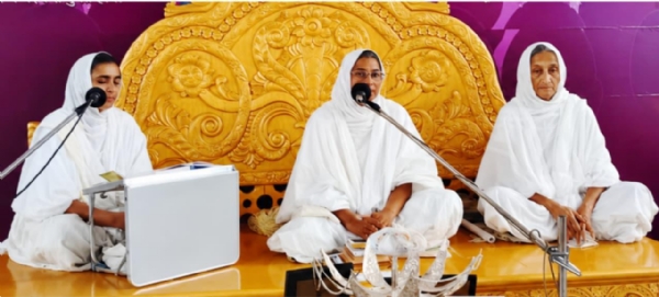 जैन मंदिर में प्रवचन देती हुई साध्वी रत्ननिधि। जैन मंदिर में प्रवचन देती हुई साध्वी रत्ननिधि।