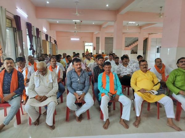 प्रयागराज के नैनी स्थित सच्चा बाबा आश्रम में आयोजित बैठक को संबोधित करते हुए दिनेश उपाध्याय का छाया चित्र प्रयागराज के नैनी स्थित सच्चा बाबा आश्रम में आयोजित बैठक को संबोधित करते हुए दिनेश उपाध्याय का छाया चित्र