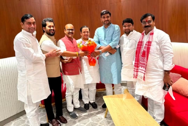 एयरपोर्ट पर हरीश द्विवेदी का स्वागत करते भाजपा प्रदेश उपाध्यक्ष नीरज सिंह