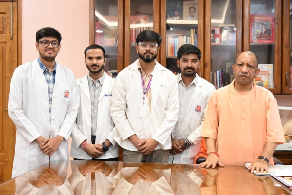 मुख्यमंत्री योगी के साथ इंटर्न चिकित्सक मुख्यमंत्री योगी के साथ इंटर्न चिकित्सक
