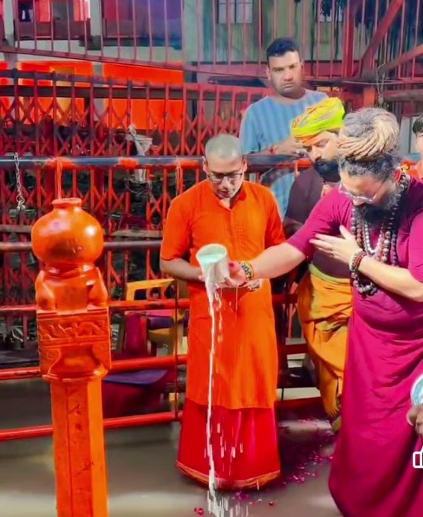 बड़े हनुमान मंदिर में गंगा स्नान के समय पूजा करते हैं मुख्य पुजारी स्वामी बलबीर गिरी महाराज जी का छाया चित्र
