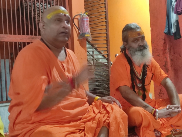 स्वामी आनंद स्वरूप संबोधित करते हुए