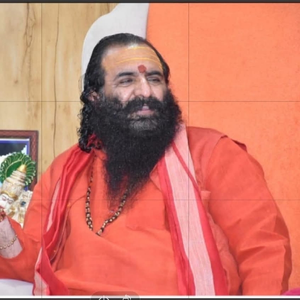 श्री महंत रवींद्र पुरी फाइल फोटो श्री महंत रवींद्र पुरी फाइल फोटो