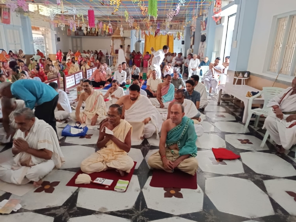 जैन मंदिर में प्रवचन सुनते समाजजन। जैन मंदिर में प्रवचन सुनते समाजजन।
