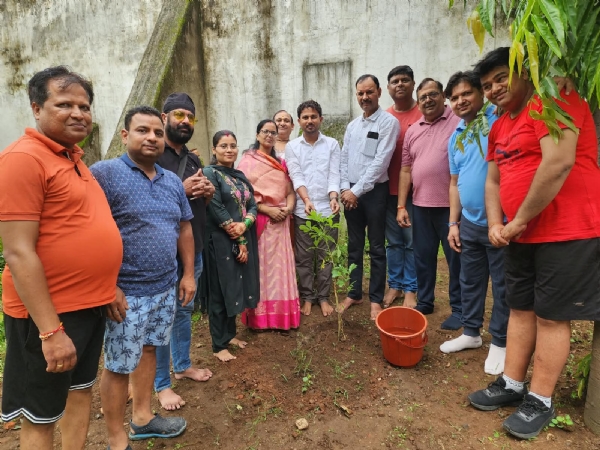 पौधा लगाते लोग पौधा लगाते लोग