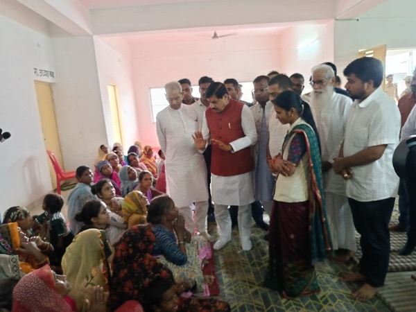 मुख्यमंत्री डॉ.मोहन यादव ने चित्रकूट विकास प्राधिकरण स्थित आश्रय स्थल में बाढ़ पीड़ितों से मुलाकात की मुख्यमंत्री डॉ.मोहन यादव ने चित्रकूट विकास प्राधिकरण स्थित आश्रय स्थल में बाढ़ पीड़ितों से मुलाकात की
