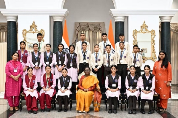 राष्ट्रपति के साथ छात्र। राष्ट्रपति के साथ छात्र।