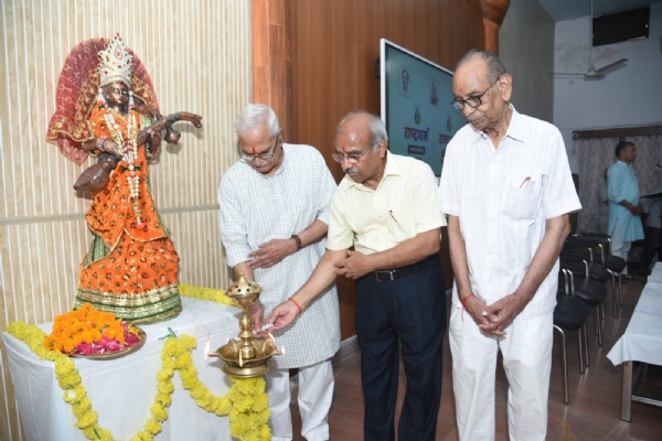 नवयुग कन्या डिग्री कॉलेज राजेंद्र नगर में राष्ट्र धर्म हिंदी मासिक पत्रिका के स्थापना दिवस कार्यक्रम का दीप जलाकर शुभारंभ करते वह छात्र-छात्राओं को सम्मानित करते व पत्रिका का विमोचन करते मुख्य वक्ता स्वंत रंजन जी साथ में डॉक्टर ए पी तिवारी नवयुग कन्या डिग्री कॉलेज राजेंद्र नगर में राष्ट्र धर्म हिंदी मासिक पत्रिका के स्थापना दिवस कार्यक्रम का दीप जलाकर शुभारंभ करते वह छात्र-छात्राओं को सम्मानित करते व पत्रिका का विमोचन करते मुख्य वक्ता स्वंत रंजन जी साथ में डॉक्टर ए पी तिवारी