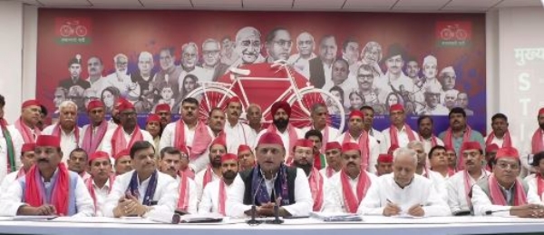 सपा अध्यक्ष अखिलेश यादव प्रेस कॉफ्रेंस के दौरान बोलते हुए एवं उपस्थित अन्य पार्टी नेतागण। सपा अध्यक्ष अखिलेश यादव प्रेस कॉफ्रेंस के दौरान बोलते हुए एवं उपस्थित अन्य पार्टी नेतागण।