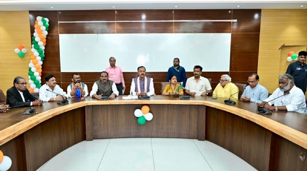 प्रयागराज सर्किट हाउस में बीजेपी के पदाधिकारियों के साथ बैठक करते हुए उपमुख्यमंत्री केशव प्रसाद मौर्य का छाया चित्र