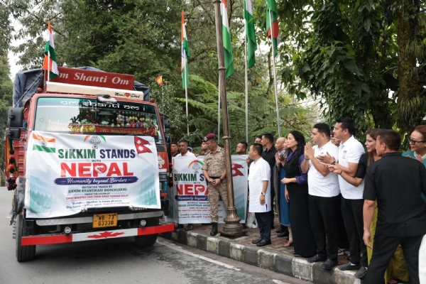 राहत तथा स्वास्थ्य सामग्री लिएर एसकेएमको टोली नेपालतर्फ प्रस्थान राहत तथा स्वास्थ्य सामग्री लिएर एसकेएमको टोली नेपालतर्फ प्रस्थान