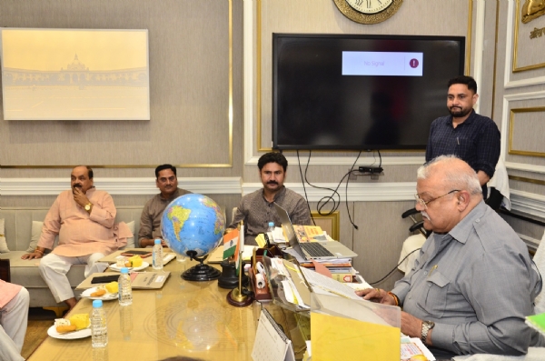 बैठक को संबोधित करते सभापति मानवेंद्र सिंह बैठक को संबोधित करते सभापति मानवेंद्र सिंह