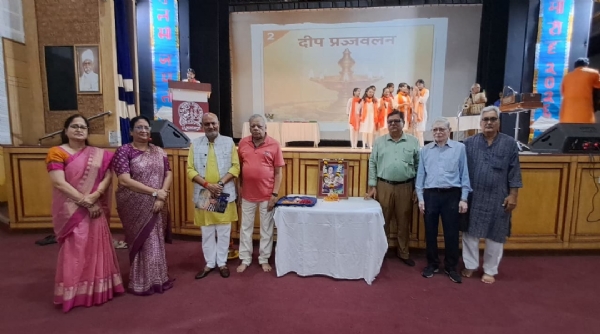 विद्यालय प्रबंधन समिति के अध्यक्ष अखिलेश दुबे, महासचिव लल्लन प्रसाद राय, समिति के अन्य सदस्यों और अतिथियों ने संयुक्त रूप से दीप प्रज्ज्वलित कर समारोह का शुभारंभ करते और छात्रों द्वारा प्रस्तुती विद्यालय प्रबंधन समिति के अध्यक्ष अखिलेश दुबे, महासचिव लल्लन प्रसाद राय, समिति के अन्य सदस्यों और अतिथियों ने संयुक्त रूप से दीप प्रज्ज्वलित कर समारोह का शुभारंभ करते और छात्रों द्वारा प्रस्तुती