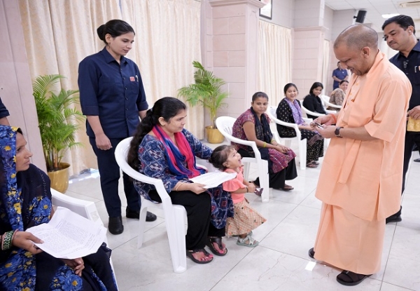 जनता दर्शन में पीड़ित महिला की समस्या सुनते मुख्यमंत्री योगी जनता दर्शन में पीड़ित महिला की समस्या सुनते मुख्यमंत्री योगी