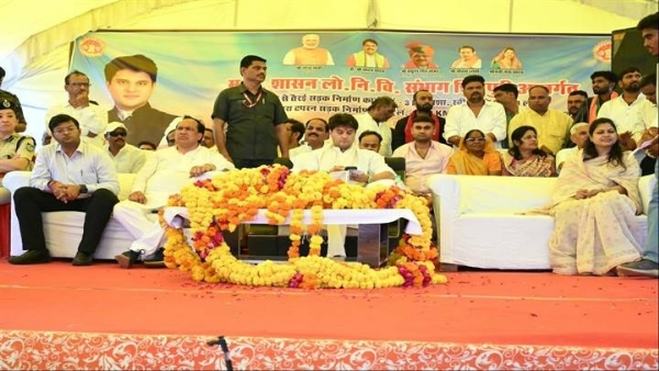 पिछोर में सड़कों के भूमिपूजन कार्यक्रम में केन्द्रीय मंत्री सिंधिया पिछोर में सड़कों के भूमिपूजन कार्यक्रम में केन्द्रीय मंत्री सिंधिया