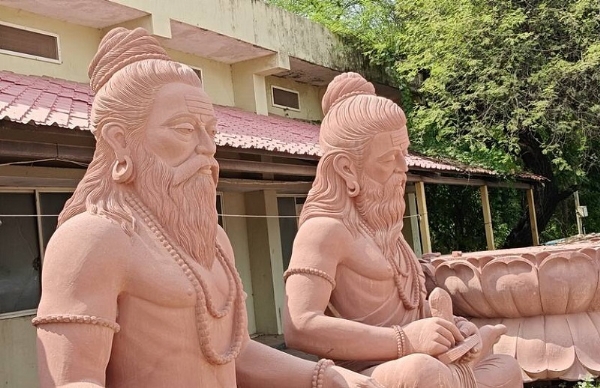 महाकाल महालोक के लिए लाल बलुआ पत्थर से बनी सप्तऋषियों की भव्य प्रतिमाएं
