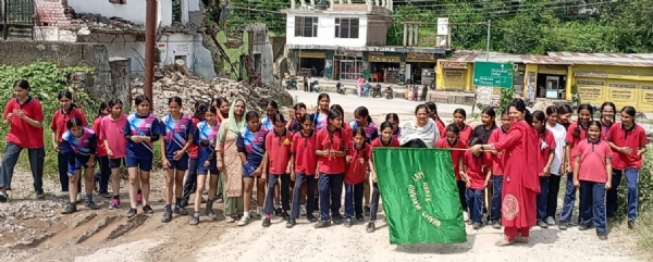 छात्राओं को हरी झंडी दिखाते हुए। छात्राओं को हरी झंडी दिखाते हुए।