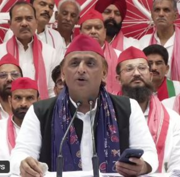 सपा अध्यक्ष अखिलेश यादव पत्रकारों से बात करते हुए। सपा अध्यक्ष अखिलेश यादव पत्रकारों से बात करते हुए।
