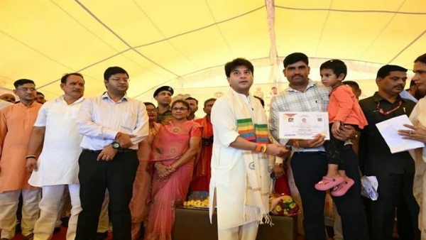 पिछोर में उप तहसील के लोकार्पण कार्यक्रम में केन्द्रीय मंत्री सिंधिया हितलाभ वितरित करते हुए पिछोर में उप तहसील के लोकार्पण कार्यक्रम में केन्द्रीय मंत्री सिंधिया हितलाभ वितरित करते हुए