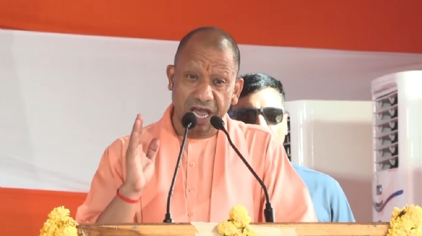 ब्रॉडगेज रेललाइन शुभारम्भ अवसर पर सम्बोधित करते मुख्यमंत्री योगी आदित्यनाथ