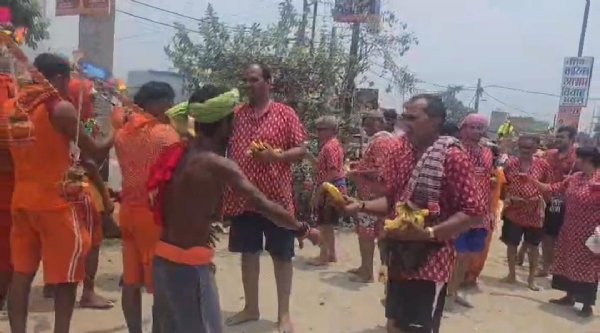 कांवरियों की सेवा करते संघ के सदस्य