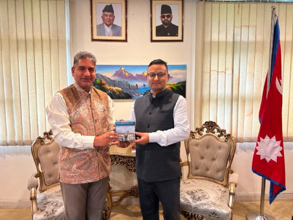 सचिव दीपक कुमार नेपाल दूतावास में कार्यवाहक राजदूत डॉ.सुरेन्द्र थापा से भेंट करते हुए।