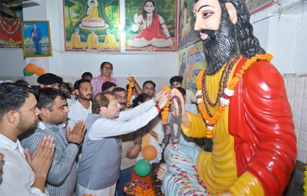 सोनीपत: प्रदेश के कैबिनेट मंत्री डॉ. अरविंद शर्मा यात्रा का स्वागत करते हुए। सोनीपत: प्रदेश के कैबिनेट मंत्री डॉ. अरविंद शर्मा यात्रा का स्वागत करते हुए।