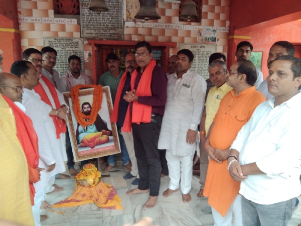 काशी स्थित संत रविदास जन्मस्थली से लाई गई पवित्र मिट्टी के कलश का श्रद्धापूर्वक पूजन करते भाजपाजन।। काशी स्थित संत रविदास जन्मस्थली से लाई गई पवित्र मिट्टी के कलश का श्रद्धापूर्वक पूजन करते भाजपाजन।।