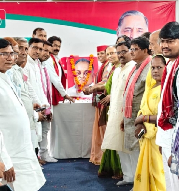 फोटो। जयंती मनाते हुए सपाई फोटो। जयंती मनाते हुए सपाई