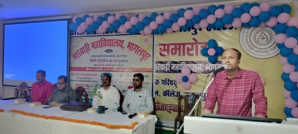 संबोधित करते अतिथि