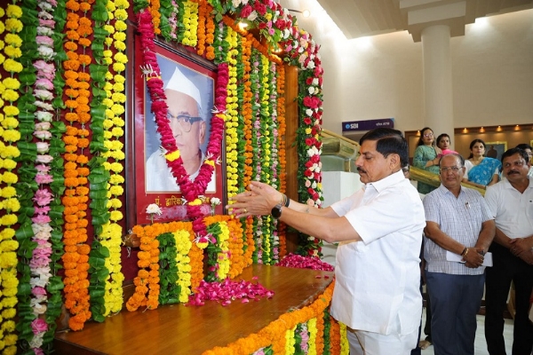 मुख्यमंत्री ने पूर्व मुख्यमंत्री स्व. द्वारिका प्रसाद मिश्र की जयंती पर पुष्पांजलि अर्पित कर किया नमन मुख्यमंत्री ने पूर्व मुख्यमंत्री स्व. द्वारिका प्रसाद मिश्र की जयंती पर पुष्पांजलि अर्पित कर किया नमन