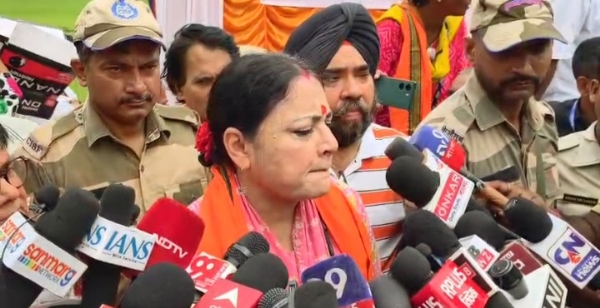 से बात करती मंत्री अग्निमित्र पाल
