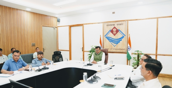 अधिकारियों को निर्देश देते मुख्य सचिव।