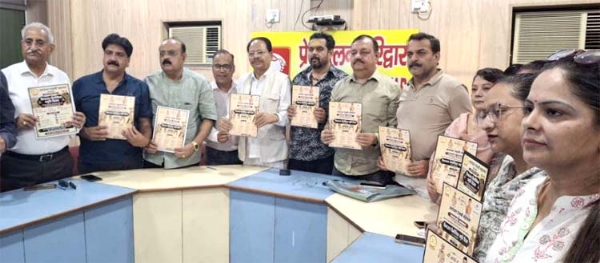 पत्रकार वार्ता के दौरान पत्रकार वार्ता के दौरान