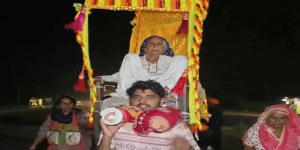 पौत्रेण दोहित्रेण च 102 वर्षीयपितामहीं पालक्याम् उपावेश्य कारितं हरिद्वारदर्शनम्