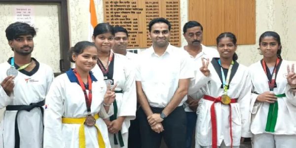 राज्यस्तरीय-ताइक्वाण्डो-प्रतियोगितायाः पदकविजेतॄन् क्रीडकान् जनपदाधिकारीणः सम्मानिताः