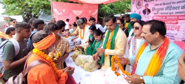 कांवड़ियों को शिविर में फल वितरित करते हुए