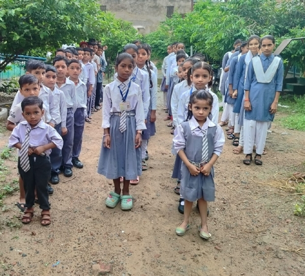 फ़ोटो। योग सीखते बच्चे