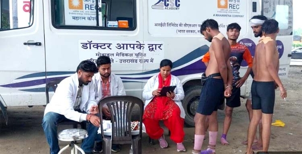 मेडिकल मोबाइल यूनिट में उपचार लेते श्रद्धालु मेडिकल मोबाइल यूनिट में उपचार लेते श्रद्धालु