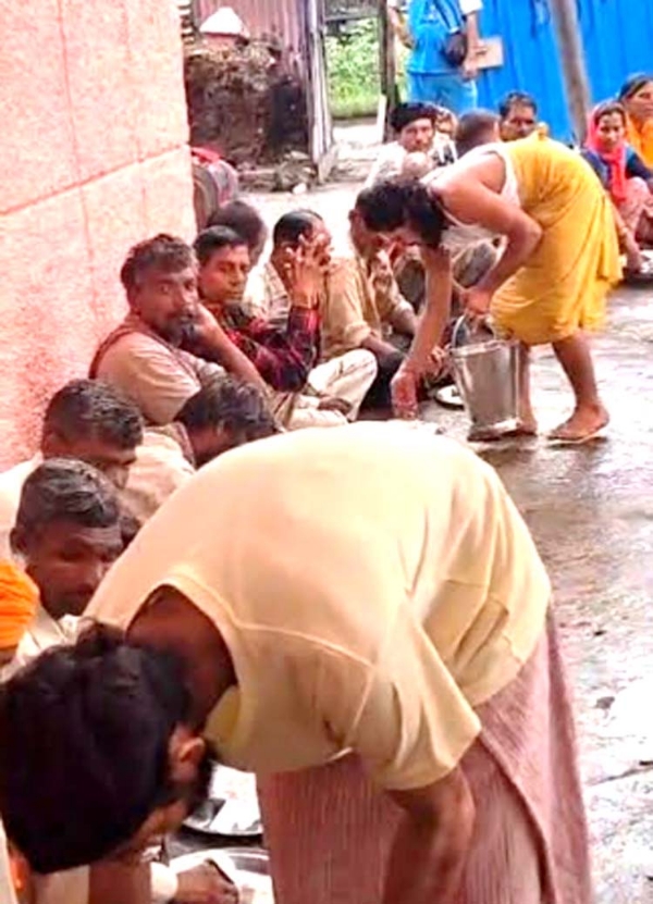 शिविर में भांेजन ग्रहण करते कांवड़िए