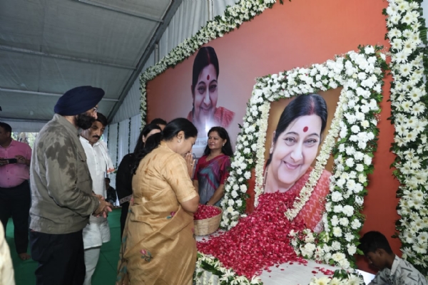दिल्ली भाजपा प्रदेश अध्यक्ष हर्ष मल्होत्रा सुषमा स्वराज को श्रद्धांजलि देते हुए।