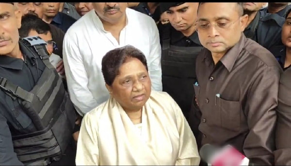 पत्रकारों से बात करती मायावती पत्रकारों से बात करती मायावती