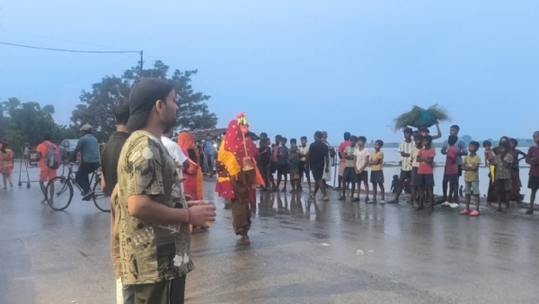 कांवरियों की सेवा करते संघ के सदस्य