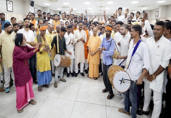 सीएम आवास पर घुमंतू समाज के लोगों के साथ मुख्यमंत्री योगी