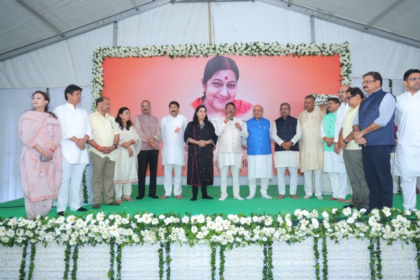 सुषमा स्वराज की पुण्यतिथि पर  भाजपा नेता श्रद्धांजलि देते हुए।