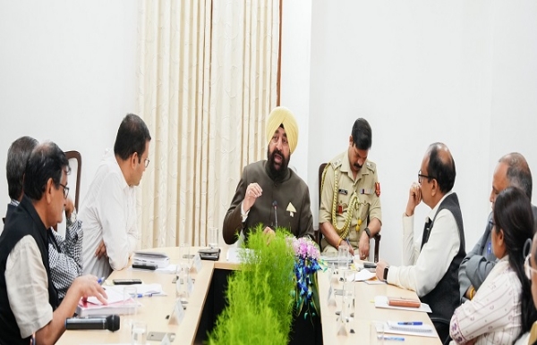 राज्यपाल लोक भवन में आयोजित उत्तराखंड के स्ववित्तपोषित (निजी) विश्वविद्यालयों के कुलपतियों की बैठक की मौजूद। राज्यपाल लोक भवन में आयोजित उत्तराखंड के स्ववित्तपोषित (निजी) विश्वविद्यालयों के कुलपतियों की बैठक की मौजूद।