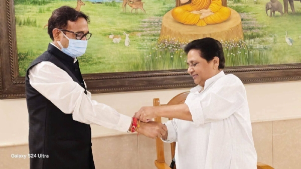 मायावती से राखी बंधवाते उमाशंकर सिंह (फाइल फोटो) मायावती से राखी बंधवाते उमाशंकर सिंह (फाइल फोटो)