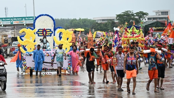 कांवड़ ले जाते शिव भक्त कांवड़ ले जाते शिव भक्त