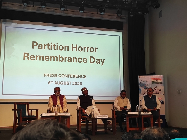 केंद्रीय मंत्री गजेंद्र सिंह शेखावत के साथ अन्य लोग मौजूद।