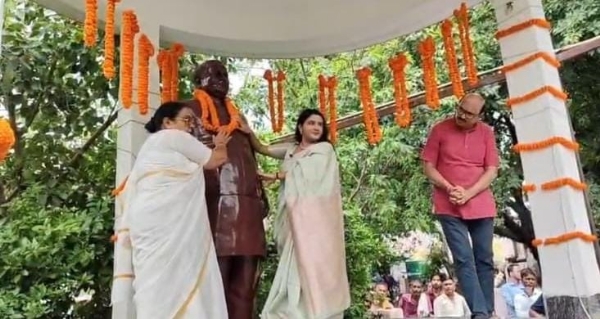 स्वर्गीय कल्पनाथ राय की प्रतिमा पर माल्यार्पण करती वैष्णवी राय स्वर्गीय कल्पनाथ राय की प्रतिमा पर माल्यार्पण करती वैष्णवी राय